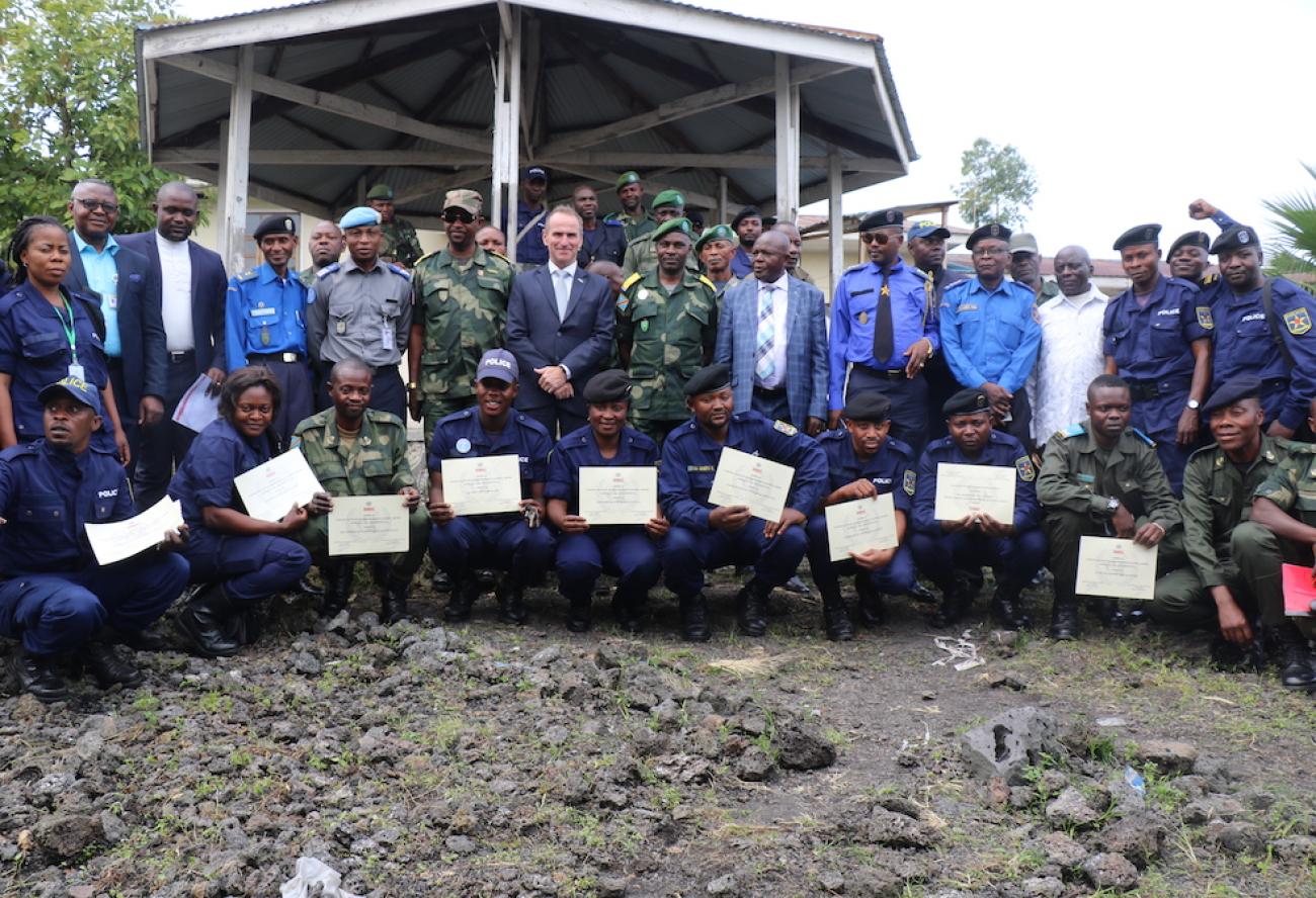 Photo de famille après la cérémonie de remise des diplômes d’armuriers et de munitionnaires aux unités FARDC et PNC, Goma, 14 juin 2019. 