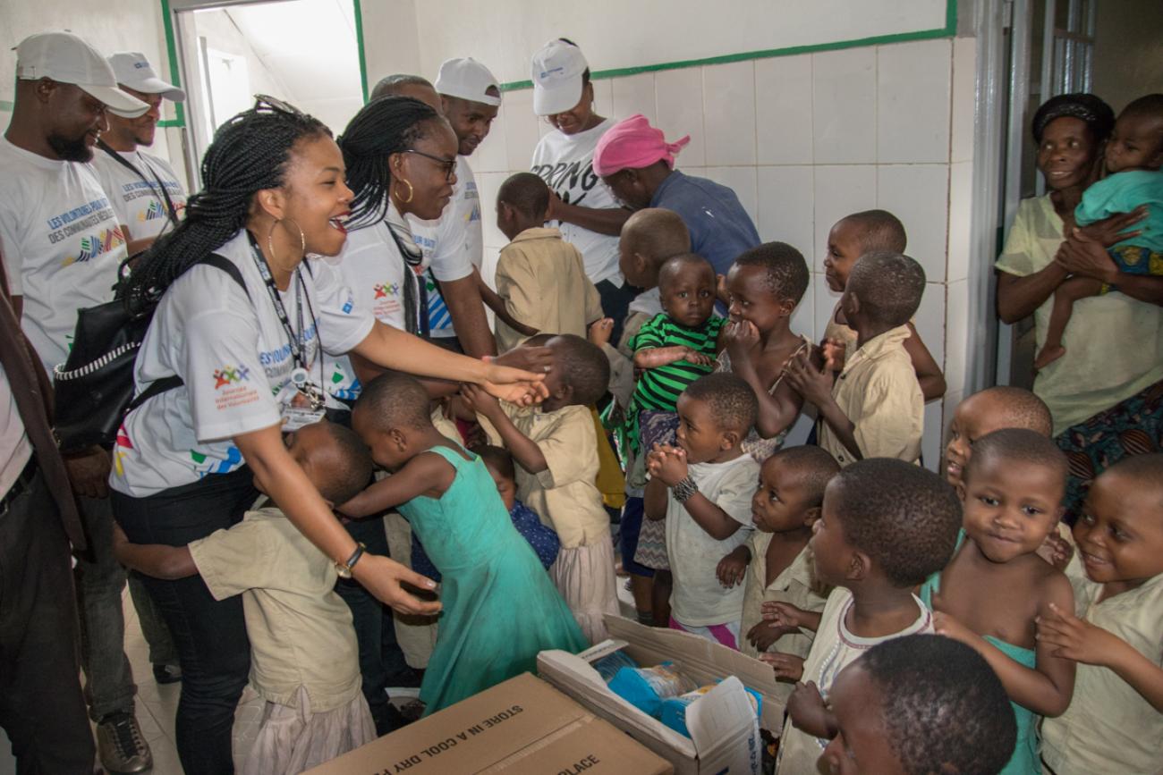Des Volontaires des Nations Unies au Centre d'assistance pour enfants en détresse Tupendane à Bukavu (Photo: Alain Likota/MONUSCO)